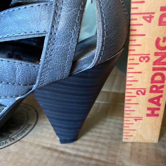 GUC~.MAURICES  back zip  gladiator 3"heel sandals 6.5 M - Picture 9 of 14